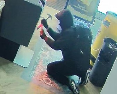 Inbreker steelt duizenden euro’s uit geldautomaat bij tabakszaak in Eindhoven, politie deelt beelden