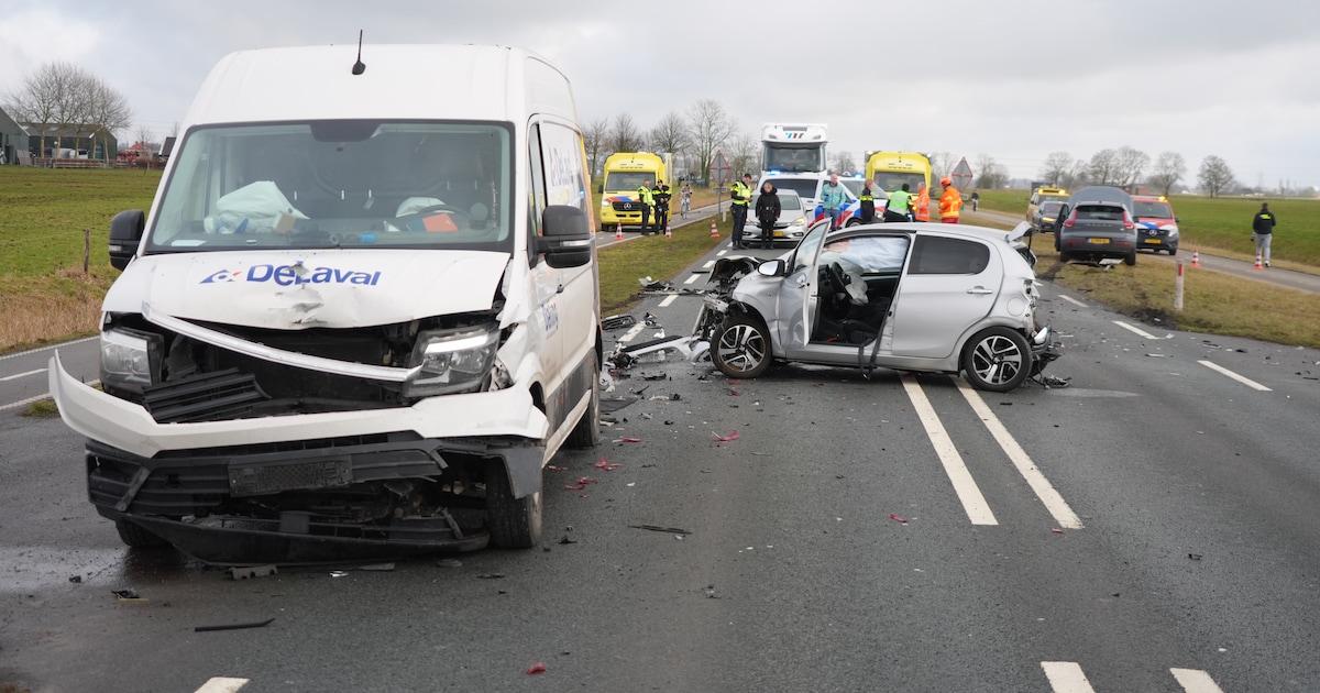 Flinke ravage en meerdere gewonden na botsing op de Friesestraatweg in Aduard