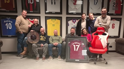 Voetbalshirt van Messi, plek in skybox van Liverpool: bij deze veiling voor goed doel kun je erop bi