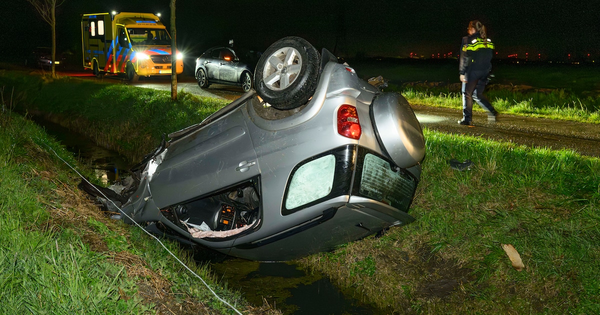 Automobilist gewond na ongeval in Oosterwijtwerd, passant schiet te hulp