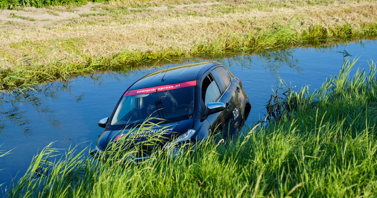 Maaltijdbezorger belandt met auto in sloot na botsing met lantaarnpaal in Medemblik