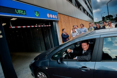 Straks misschien lekker tegen parkeergarage Energiehuis opklimmen of borrelen op het dak