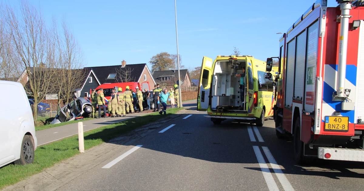 Auto in sloot na harde botsing op de Valkseweg in Barneveld, traumahelikopter geland