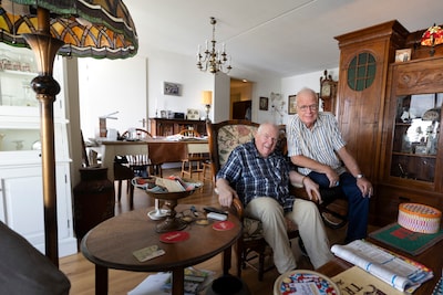 Frits en Tjeerd krijgen AOW en pensioen niet op: ‘We hebben gezamenlijke rekening, allebei een pasje’