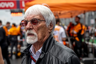Voormalig F1-baas Bernie Ecclestone (95) met jachtgeweer aangehouden op vliegveld Lissabon