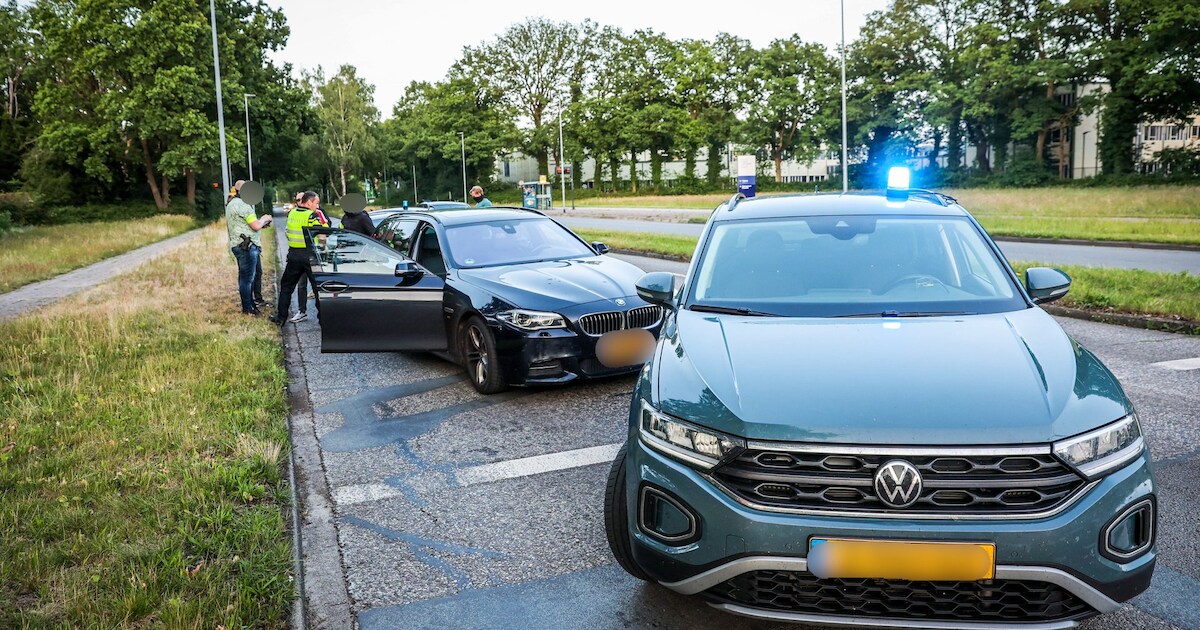 Gestolen auto klemgereden op kruising in Emmen, bestuurder aangehouden