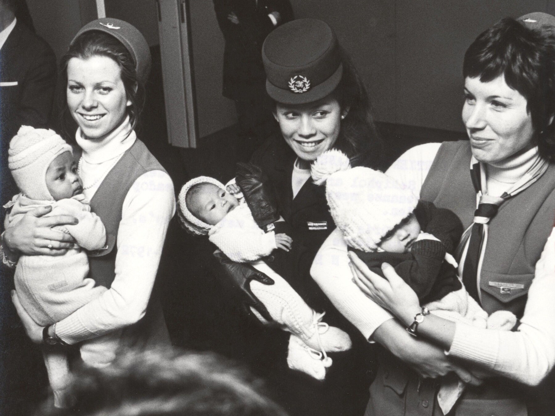 Drie stewardessen met Koreaanse adoptiekinderen op Schiphol in februari 1972 (foto ter illustratie).