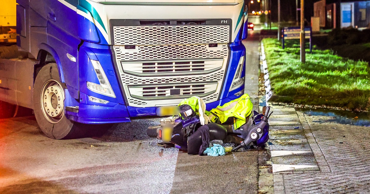 Scooter komt onder vrachtwagen terecht na botsing op Cornelis Houtmanstraat in Emmen