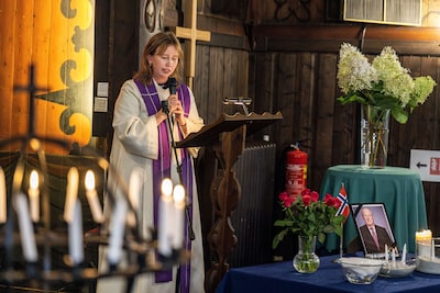 In de enige Noorse kerk van Nederland klinkt rouw om koning Harald: ‘Hij was een warme man’