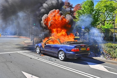 Mercedes in vlammen op in Valkenswaard, zwarte rookwolken boven cabriolet