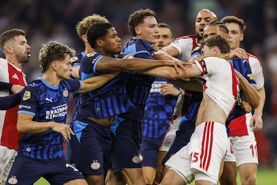 Vlam in de pan na ‘moordaanslag’ Ruben van Bommel in topper: ‘Als dit geen rood is...’