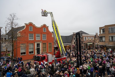 Sinterklaas komt vast te zitten op het dak en wordt gered met hoogwerker