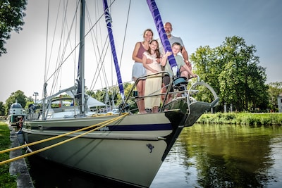 Dennis, Roos en kinderen startklaar voor wereldreis, maar kapotte brug vlakbij huis houdt hen al tegen