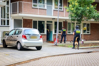 Politie ramt voordeur van woning na burenruzie in Rotterdam: verdachte spoorloos