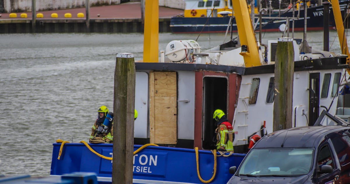 Brand op kotter in haven van Den Oever snel uit