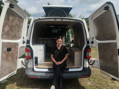Een nagelsalon op wielen: Sharony rijdt met haar bus door Enschede