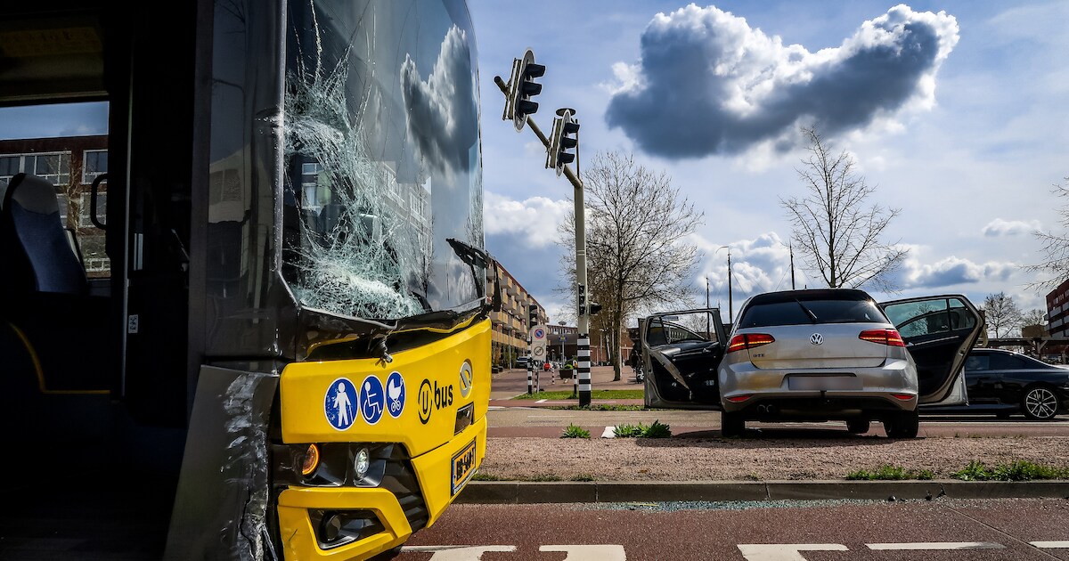 Flinke botsing tussen auto en lijnbus in Utrecht: één gewonde | Regio ...