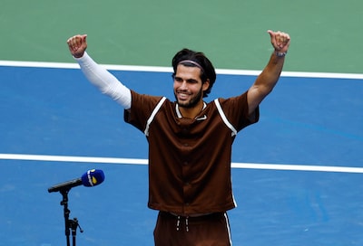 Carlos Alcaraz plaatst zich eenvoudig voor vierde ronde, wietlucht zorgt voor ergernis bij Sabalenka