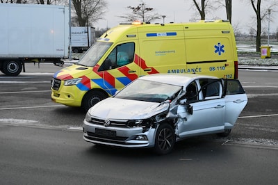 Automobilist rijdt achterop vrachtwagen op A2 bij Beesd
