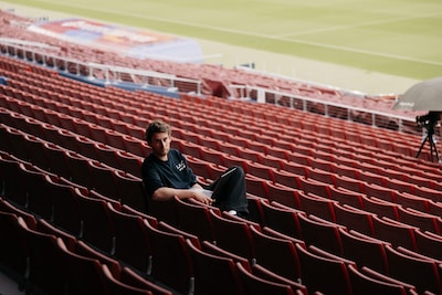 Joost (35) is met zijn virale video’s regisseur van het Oranje-gevoel: ‘Ik zie Virgil van Dijk en Fr