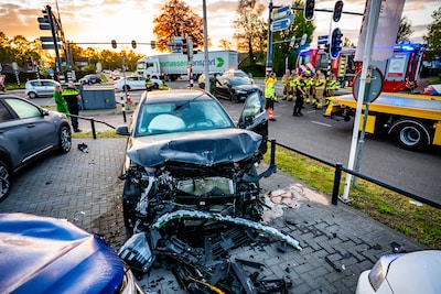Gewonde bij botsing op N348 in Dieren, auto rijdt door hekwerk autobedrijf