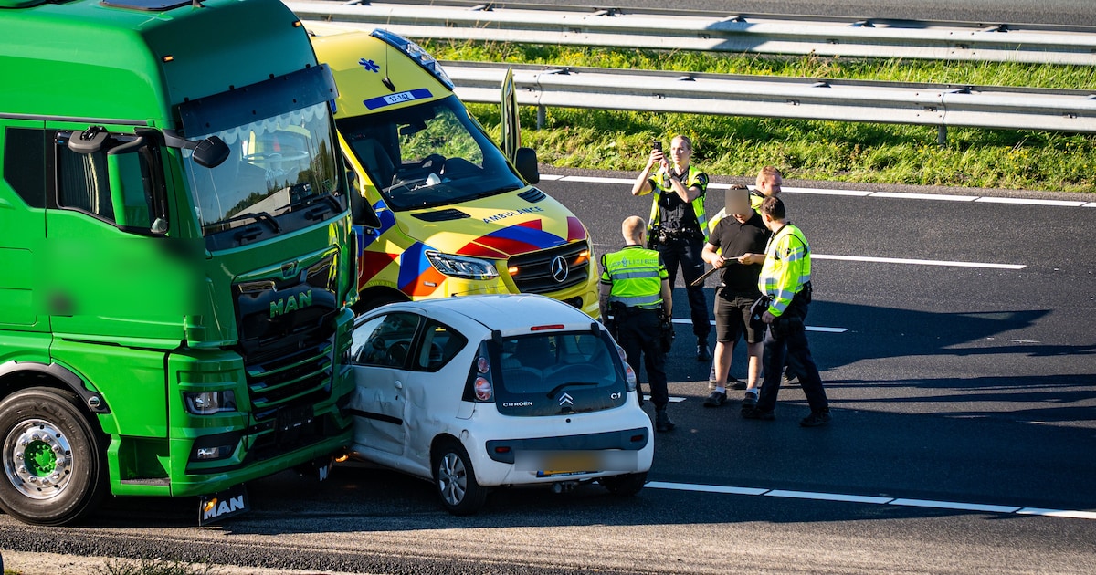 Botsing op de A15: traumahelikopter geland op de hoofdrijbaan