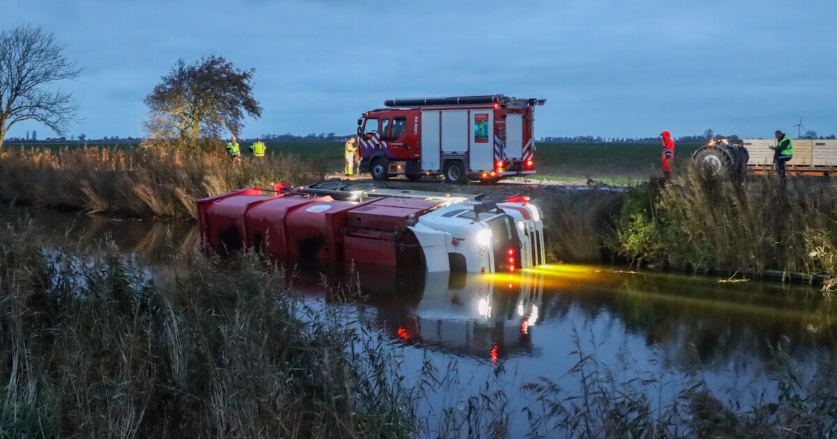 Vrachtwagen gekanteld in sloot terecht gekomen langs Koudeweg in Sint Jacobiparochie