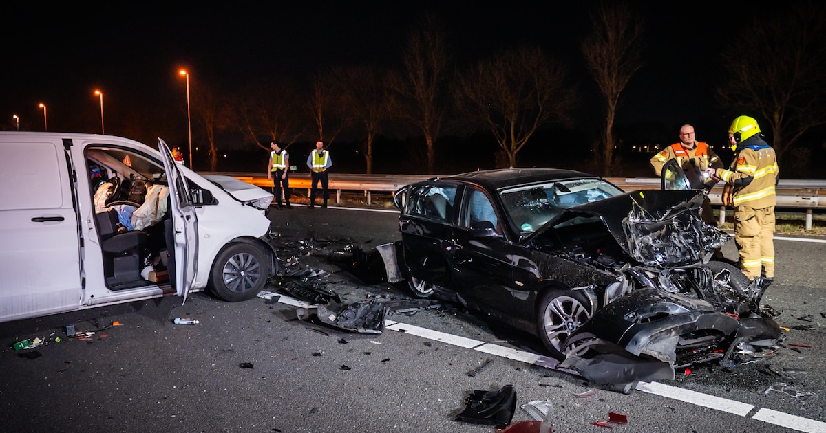 Meerdere gewonden bij zware kettingbotsing op A12: rijbaan dicht tot 23.00