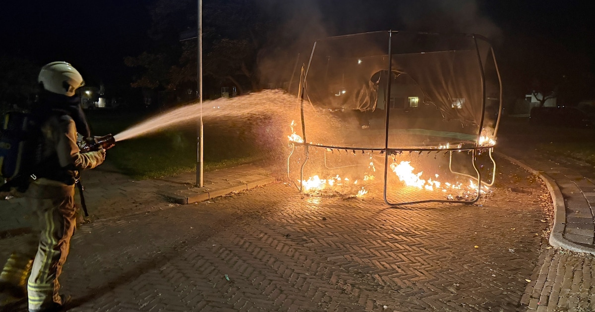 Trampoline in brand midden op straat in Assen