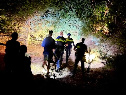 Buurman komt in actie als hij iets verdachts ziet; even later schijnen  zaklantaarns in het bos | Regio | AD.nl