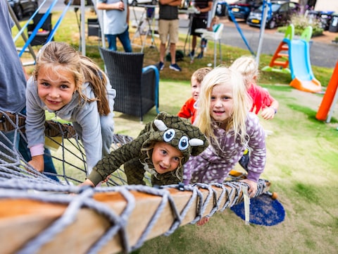 Het zelfgemaakte klimnet op het Rietveld-erf mag niet blijven, volgens de gemeente is het gevaarlijk en voldoet het niet aan de regels. Foto gemaakt tijdens de laatste buurtbarbecue. 
