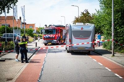 Scooterrijder aangereden door auto in Zuidland, traumahelikopter opgeroepen