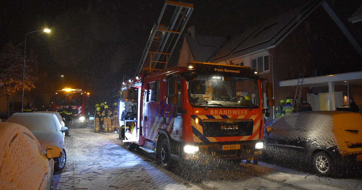 Sauna vat vlam naast woning in Haalderen