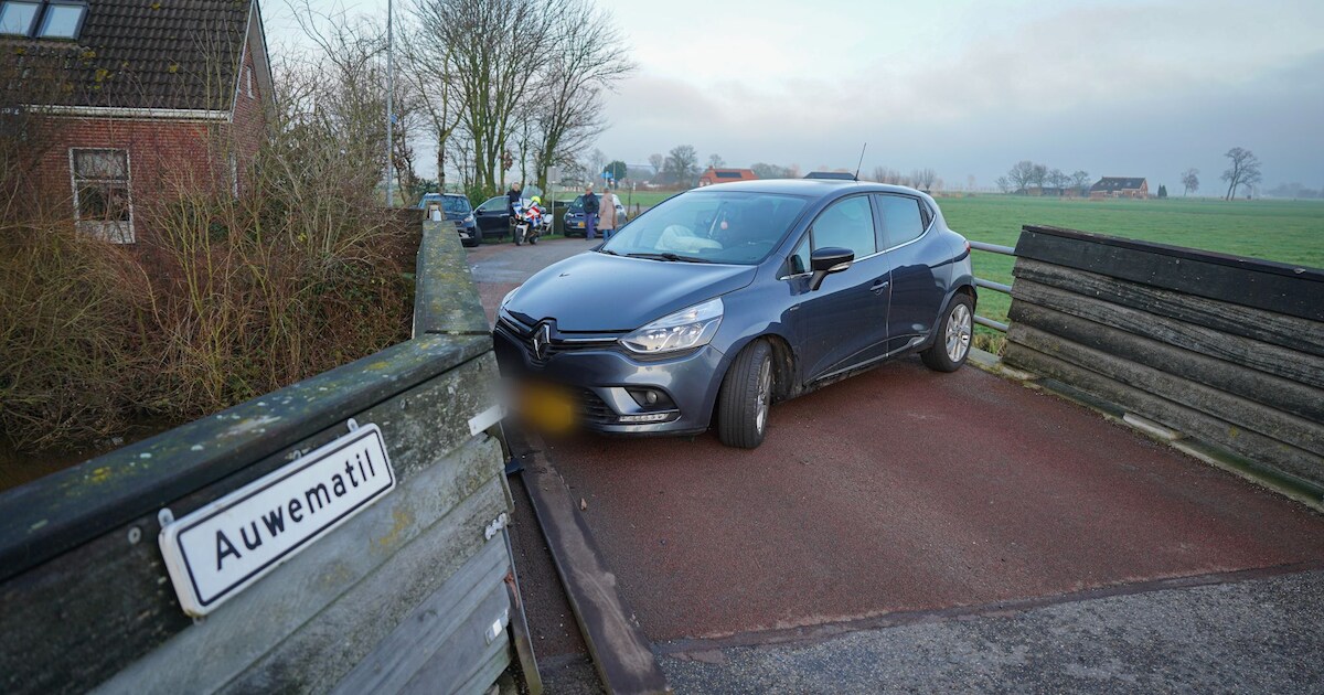 Automobilist ramt bruggetje op de Pasop bij Midwolde