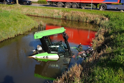 Bestuurder van grasmaaier wil draai maken in Waalwijk, maar rijdt achteruit de sloot in