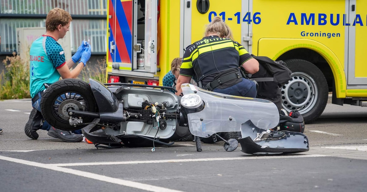 Scooterrijder gewond na aanrijding met auto in Groningen