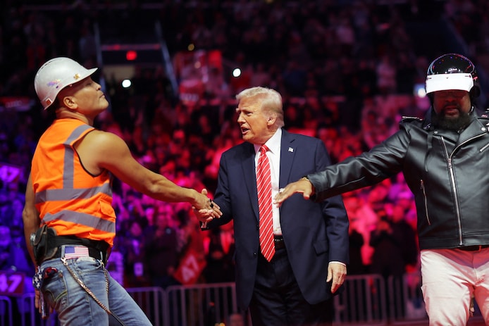 donald-trump-zondagavond-op-het-podium-met-de-village-people-die-ook-optreden-tijdens-zijn-inauguratie-maandag