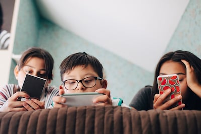 Te veel naar een schermpje kijken is voor kinderogen schadelijk: tips om te minderen
