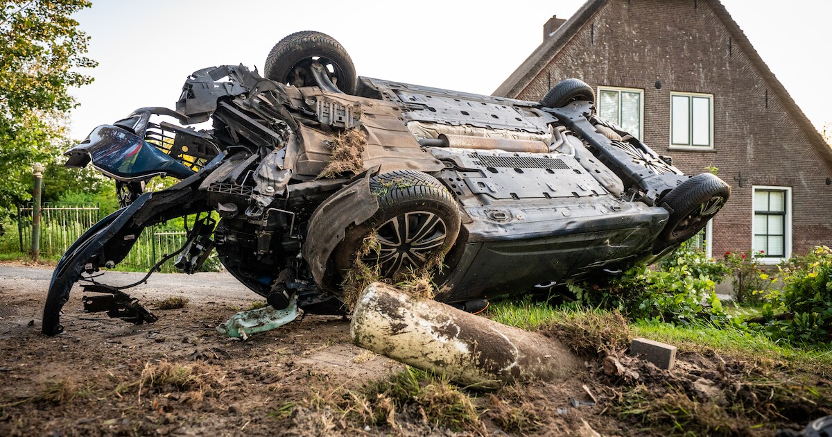 Auto slaat over de kop en belandt in voortuin na ongeval in Nieuwerbrug aan den Rijn