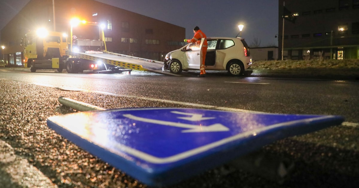Auto glijdt over verkeersbord heen in Leeuwarden