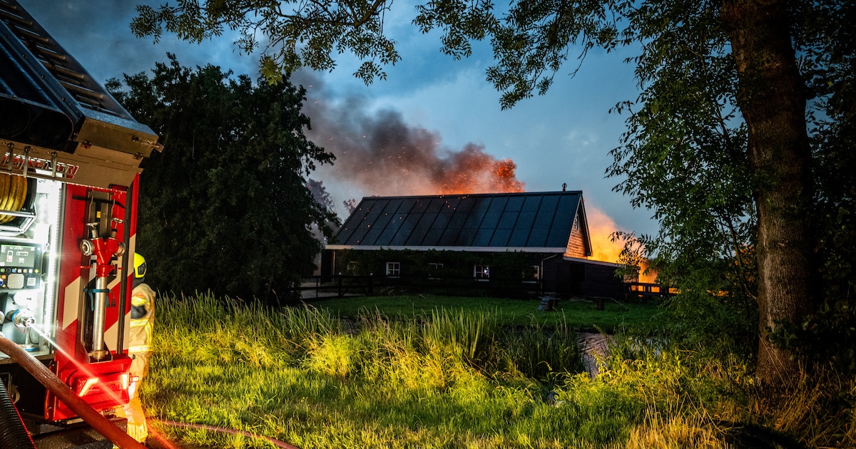 Blikseminslag vermoedelijk oorzaak van brand in loods Boskoop