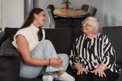 Lize kan alles tegen haar oma Thea zeggen, ook als ze te veel heeft gedronken