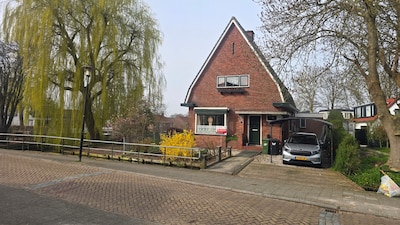 Zelfs de wastafels en het nisje voor de vaste telefoon zijn er nog bij dit huis in Leimuiden