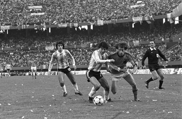 luis-galvan-in-duel-met-rob-rensenbrink-tijdens-de-wk-finale-van-1978-in-buenos-aires