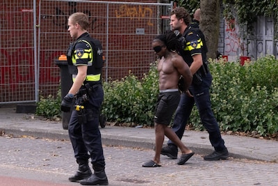 Inval in pand Enschede: vijf mensen naar buiten, één in de boeien geslagen