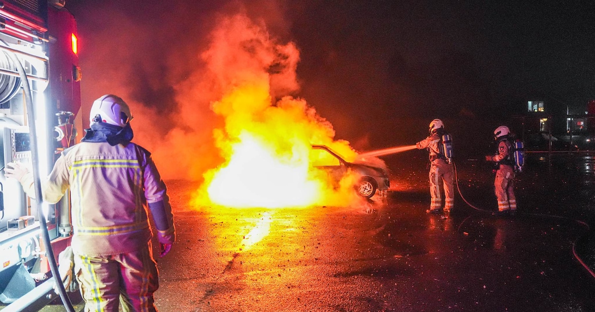 Auto brandt volledig uit op parkeerplaats Hoofdweg in Paterswolde
