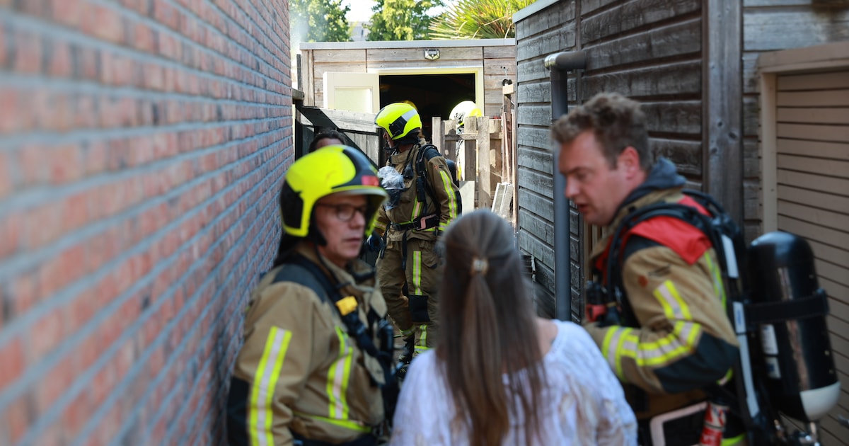 Schuur vliegt in brand bij woning aan de Indische Oceaan in Naaldwijk