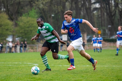 DSE krijgt voetballes, maar wint dankzij vier goals van de broers Hendrickx: ‘Scoorden op de juiste 