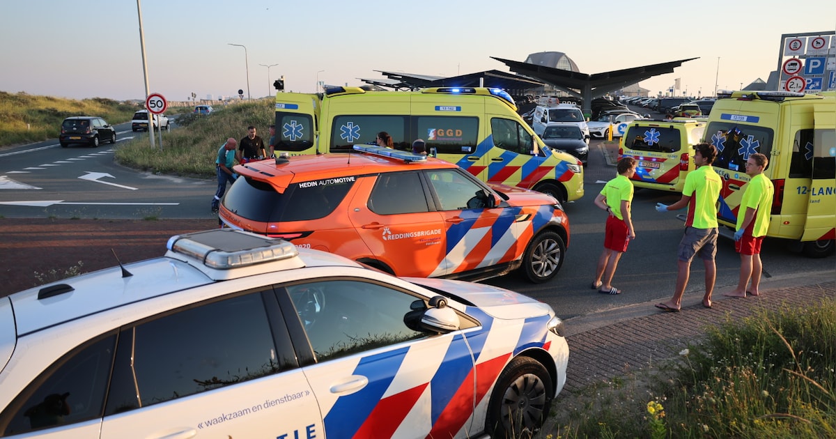 Politiewagen botst op motor bij het strand in Overveen, traumaheli ingezet voor twee gewonden