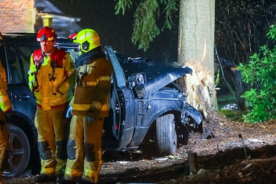 Onverzekerde auto botst op boom in voortuin in Beekbergen: één slachtoffer zwaargewond
